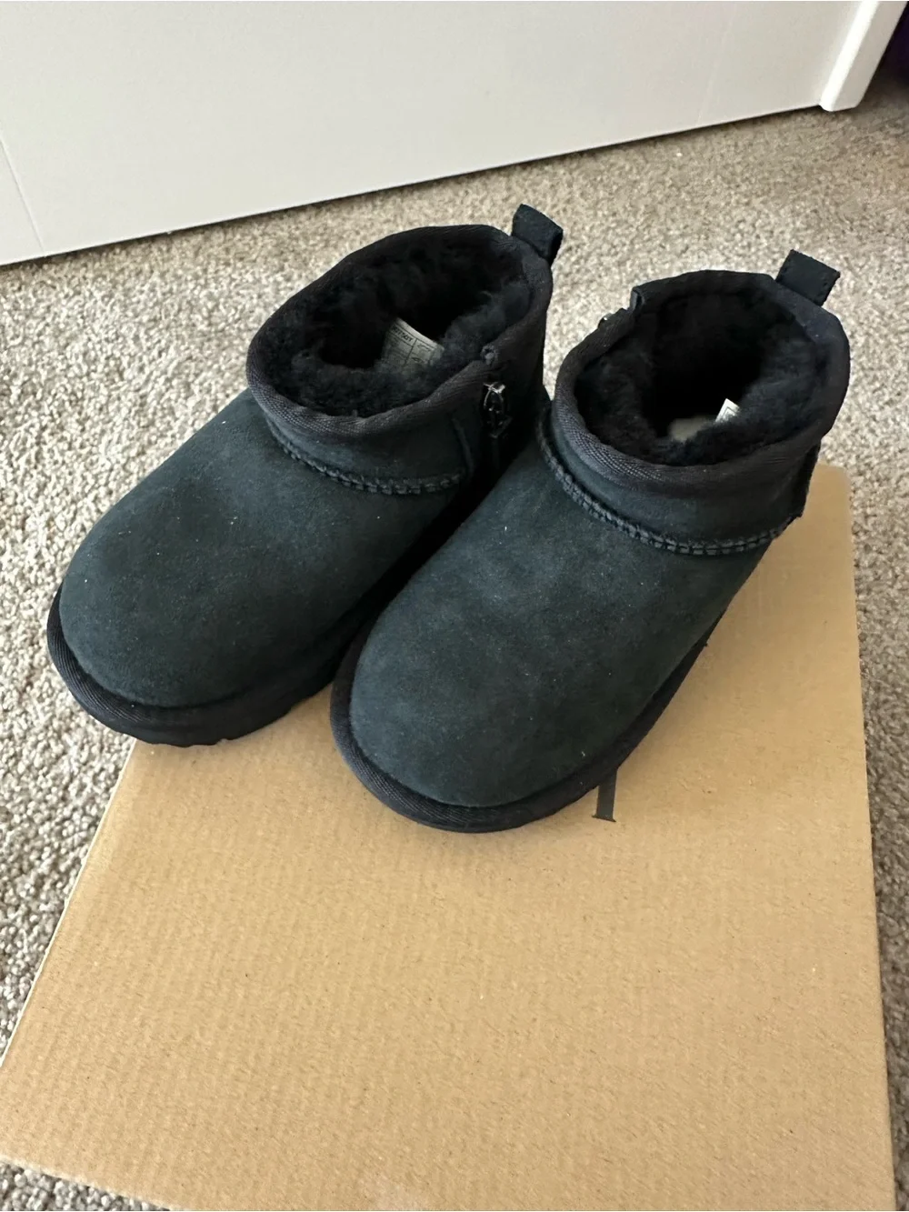 UGG Toddler Classic Ultra Mini Boots – Black – Size 10